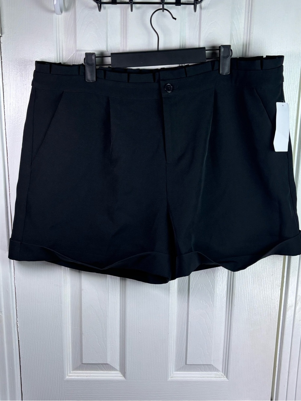 VENUS Black Women's Flat-Front Cuffed Dress Shorts - Picture 7 of 14